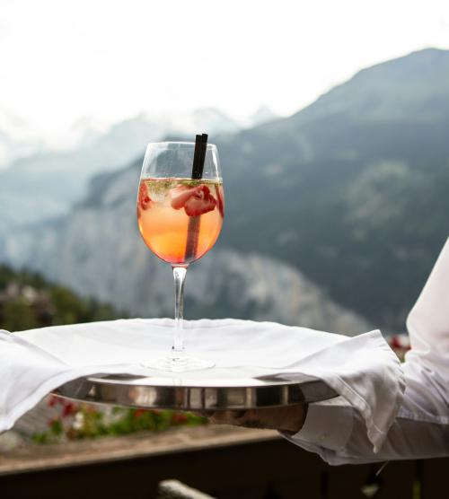 Getränk auf Tablett serviert im Resort La Ginabelle Zermatt mit Bergsicht