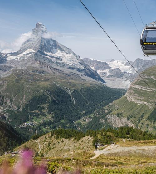 Seilbahn in den Bergen beim Resort La Ginabelle Zermatt mit Matterhorn im Hintergrund