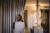 Frau vor Vorhängen im modernen Innenbereich des Hotel Lanerhof