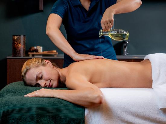 Eine Frau bekommet eine Abhyanga Massage mit Ölguss
