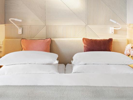 Hell eingerichtetes Doppelbett mit Allgäu Sonne Akzent in modernem Raum