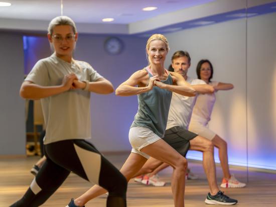 Frau macht Sport in einer Gruppe
