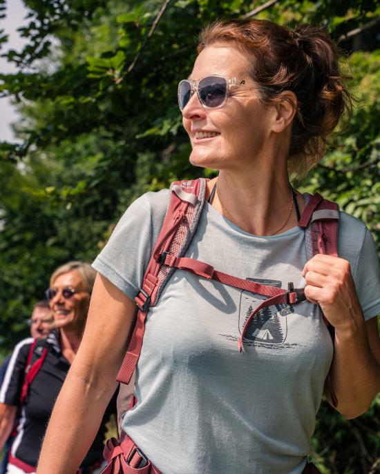 Frau beim Wandernmit Rucksack