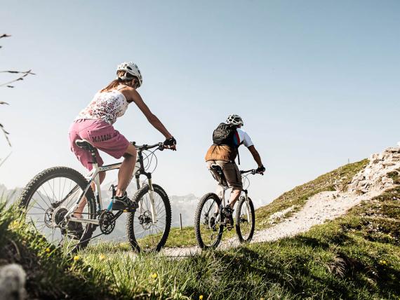Zwei Radfahrer fahren auf Bergweg bei Forster's Naturresort