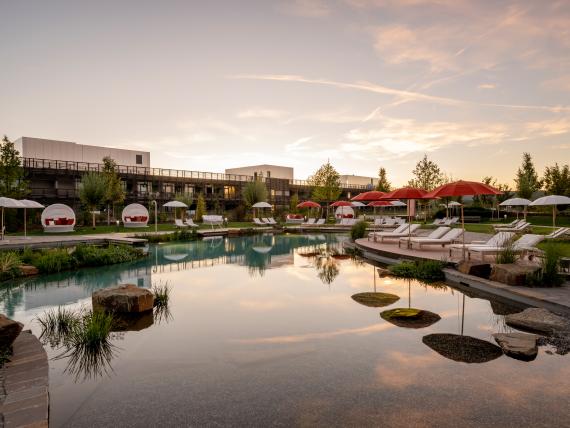 NaturBadeteich zum Sonnenuntergang