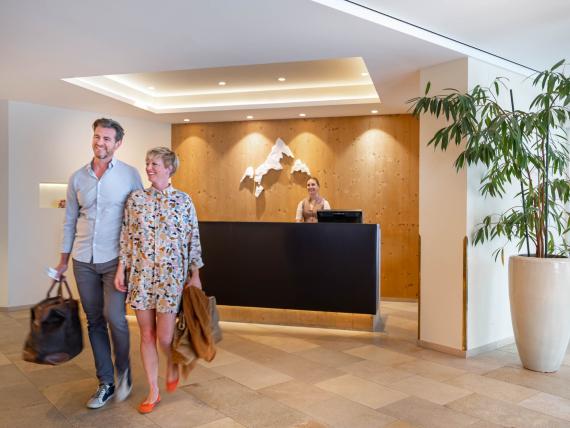 Silhouette eines Paares bei Sonnenuntergang Sporthotel Silvretta Montafon Gaschurn