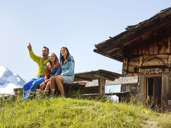 Drei Personen genießen Aussicht bei Forsters Naturresort in den Bergen