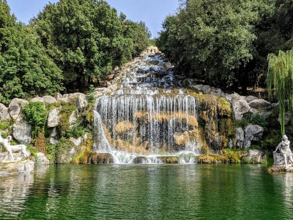 Cascata con statue e lago nel giardino del Reggia Suite Spa Hotel
