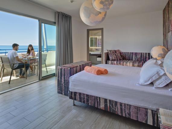 Camera d'hotel moderna con balcone e vista mare al Bibione Palace Hotel