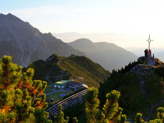 Premium Activehotel Bergkönig in den Bergen mit Gipfelkreuz und Panoramablick