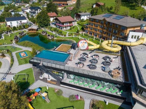 Luftaufnahme vom Familienresort Buchau mit Pool, Rutsche und Außenanlagen