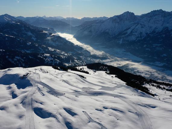Verschneites Bergpanorama mit Talblick, Der Dolomitenhof ***S