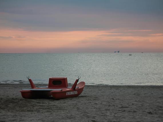 Gommone rosso sulla spiaggia al tramonto al Regal Hotel Rimini