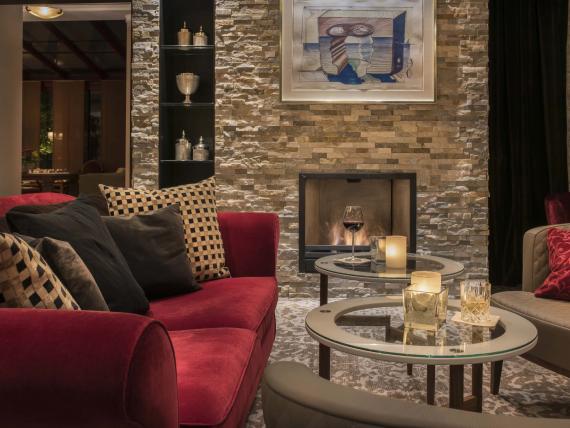 Gemütliche Lounge mit Kamin im Land & Golf Hotel Stromberg