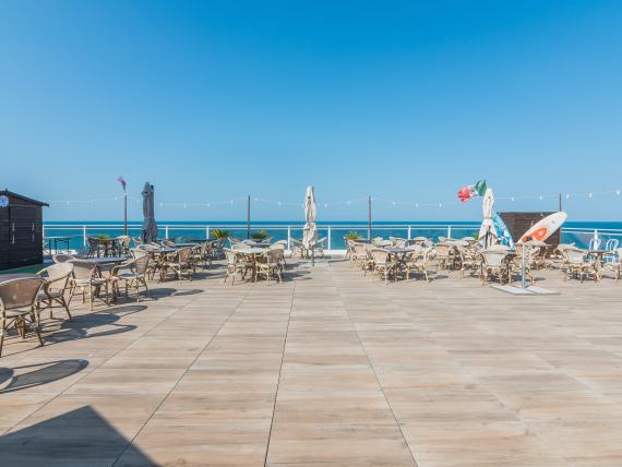 Festa notturna sul terrazzo con fiori decorativi e luci