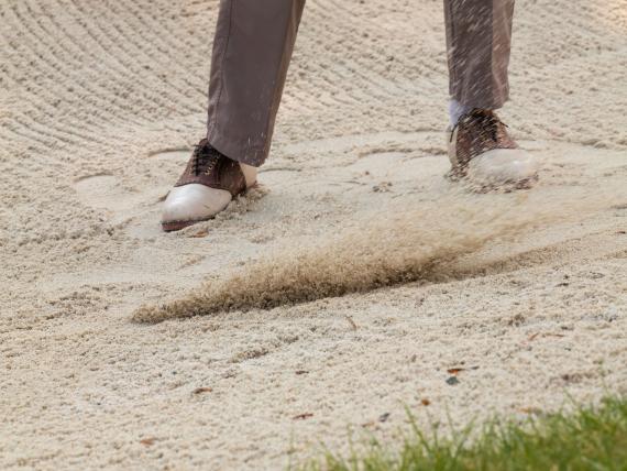 Golfspieler im Sandbunker beim Schlosshotel Kitzbühel