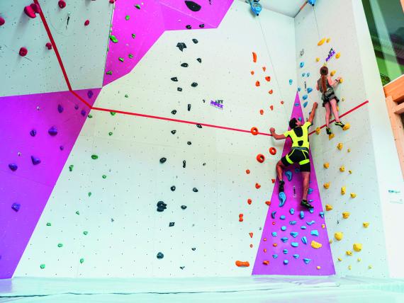Klettern an der bunten Kletterwand im Familienresort Buchau