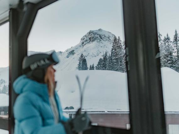 Hohe Welt Luxury Apartments: Person im blauen Anorak vor verschneitem Berg