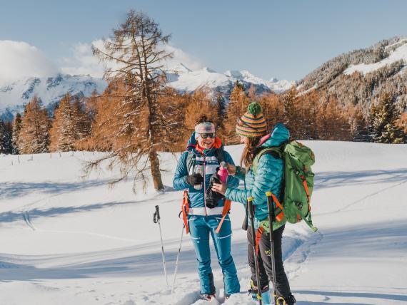 Zwei Skitourengeher im Schnee vor Bergkulisse – GRETI Alpine Boutique Hotel Hofgastein