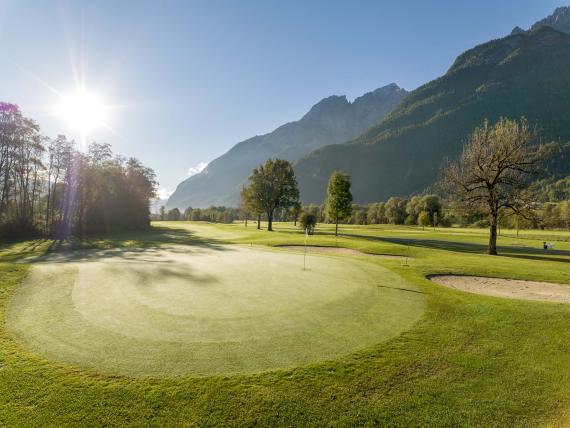 Golfplatz mit Bergen im Hintergrund bei Hotel Moarhof