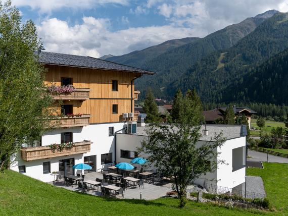 Das Unterrain Lifestyle Hotel con terrazza e montagne sullo sfondo