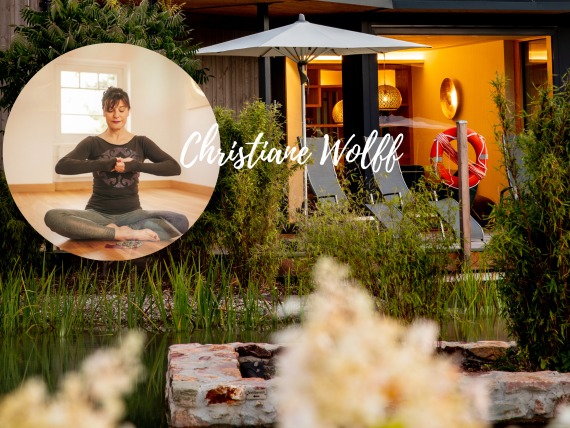 Pfalzblick Wald Spa Resort mit entspannter Yoga-Übung im Innenraum