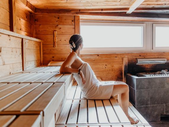 Frau entspannt in Sauna im Post Seefeld Wellnesshotel Tirol