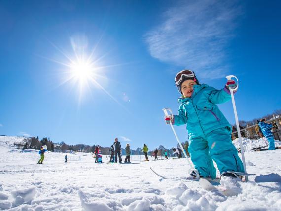 Kind auf Skiern im Schnee bei Elgus Nature Retreat