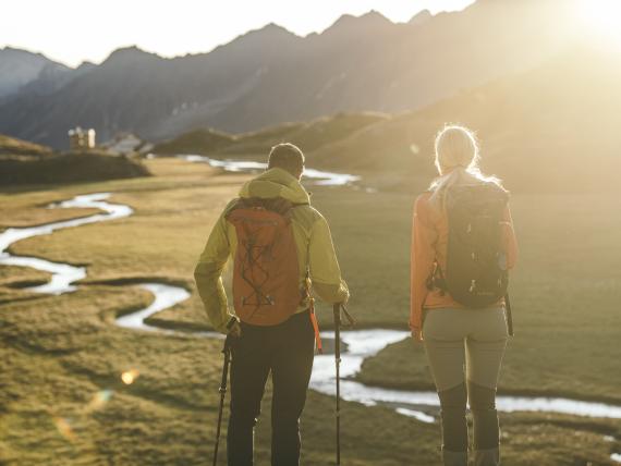 Wanderer bei Sonnenuntergang in der Nähe vom Premium Activehotel Bergkönig