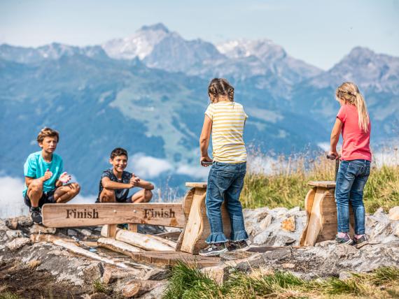 Sporthotel Silvretta Montafon Gaschurn: Menschen am Ziel vor Bergpanorama