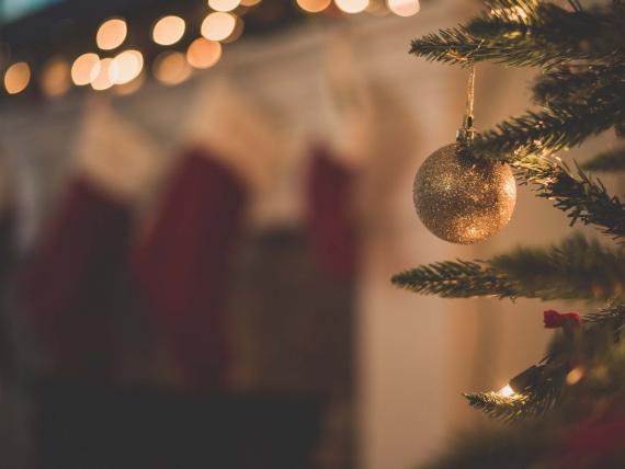 Goldene Christbaumkugel am Weihnachtsbaum im Biohotel Leutascherhof
