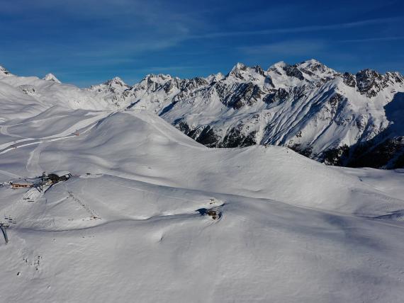 Schneebedeckte Skipisten und Dolomitengipfel bei Der Dolomitenhof ***S