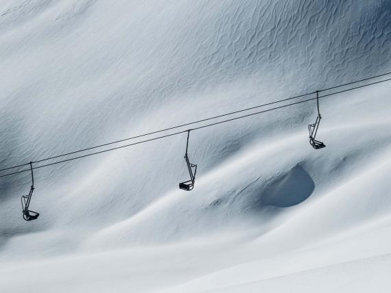 Leere Skilifte über schneebedecktem Hang in Lech-Zürs