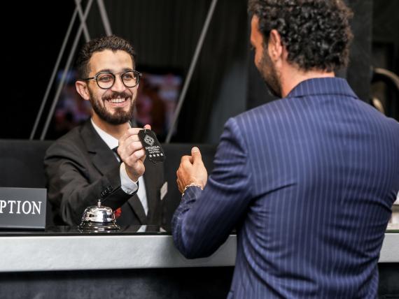 Receptionist consegna la chiave all'ospite al Reggia Suite Spa Hotel