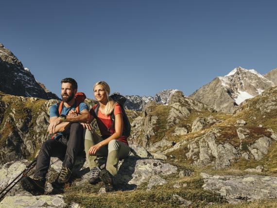 Wanderer pausieren bei Forsters Naturresort in den Alpen