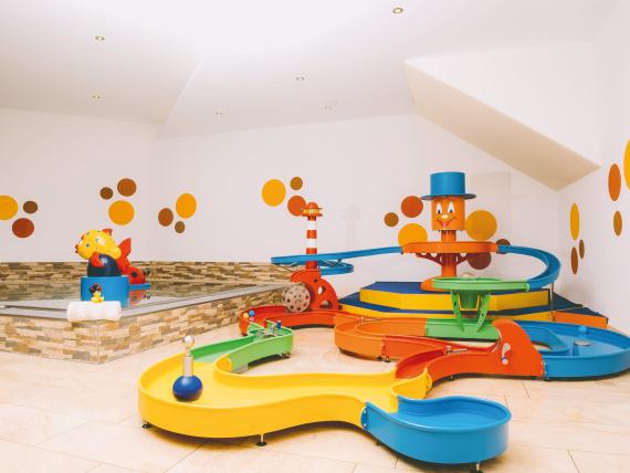 Bunter Wasserspielplatz im Innenbereich im Familienresort Buchau