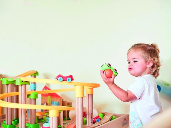 Kind spielt an einer Spielzeugbahn im Familienresort Buchau