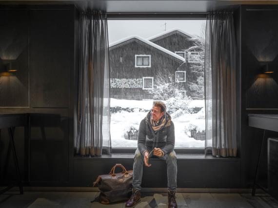 Person entspannt im Pool des Sporthotel Silvretta Montafon Gaschurn