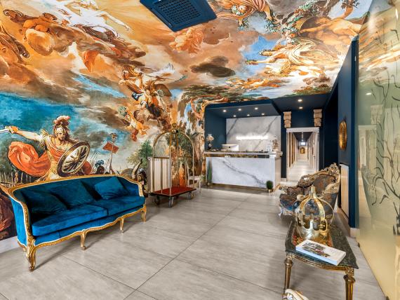 Lobby elegante con affreschi sul soffitto all'Hotel Regina Caserta