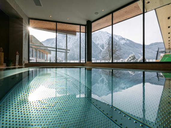 Innenpool mit Bergblick im Familienresort Buchau