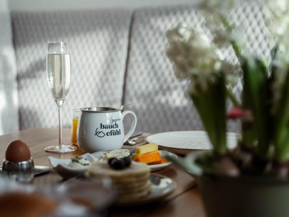 Frühstückstisch im Hotel Gassner **** Superior mit Ei, Käse und Getränken