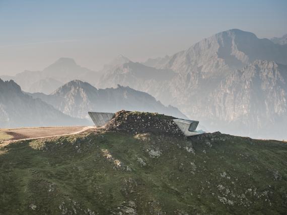 Naturhotel Die Waldruhe su una cima con panorama montano sullo sfondo