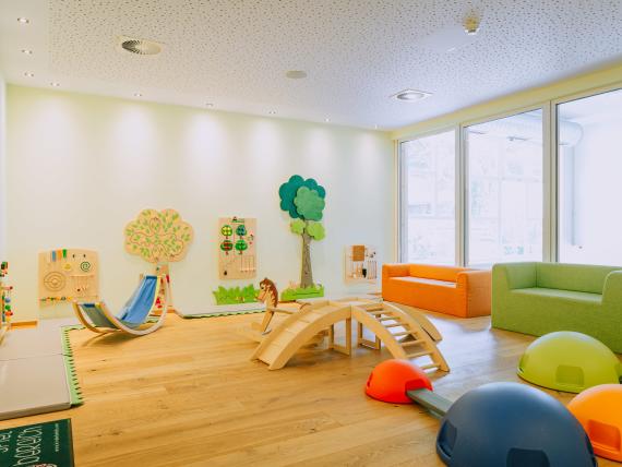 Heller Spielraum im Familienresort Buchau mit kindgerechtem Holzspielzeug