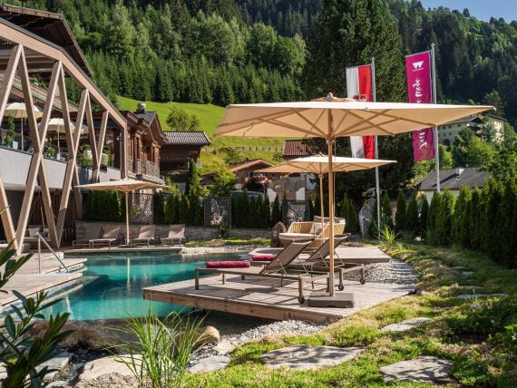 GartenSPA vom Hotel Gassner mit Naturpool und Loungemöbel 