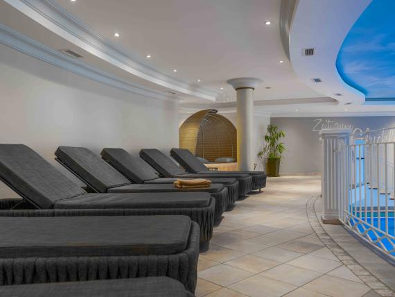 Ruheraum mit Liegen im Hammerhof Bodenmais Wellnessbereich