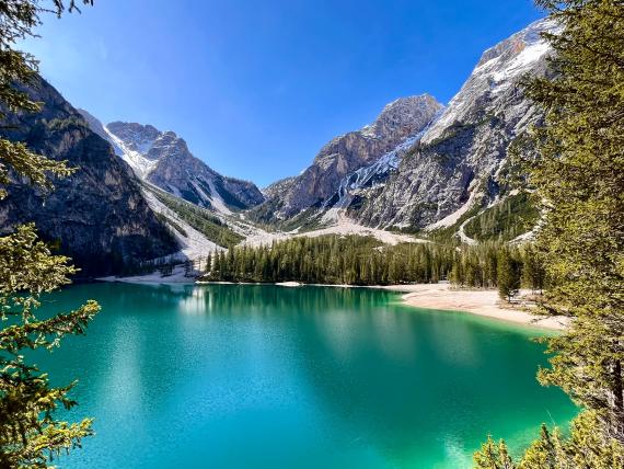 Hotel Monika in natürlicher Umgebung mit Bergen im Hintergrund