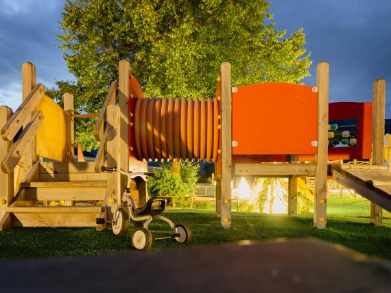 Kinderspielplatz im Familienresort Buchau bei Abendlicht