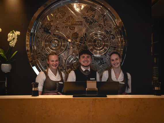 Lächelnde Rezeptionisten im Land & Golf Hotel Stromberg an der Rezeption