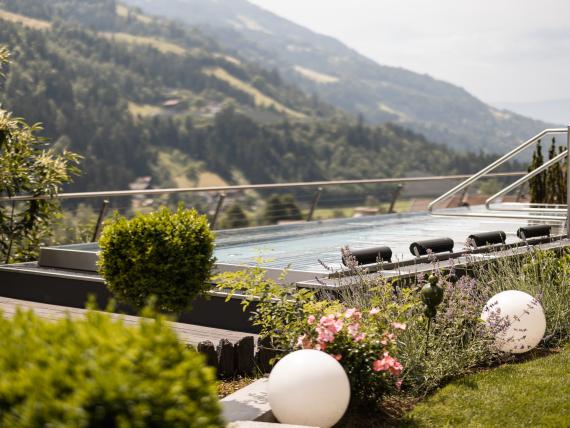 SPRING MOMENTS - STAY 4 PAY 3