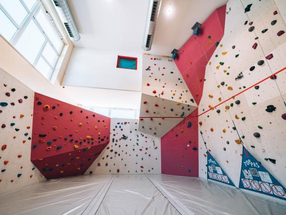 Kletterhalle im Familienresort Buchau mit bunten Kletterwänden